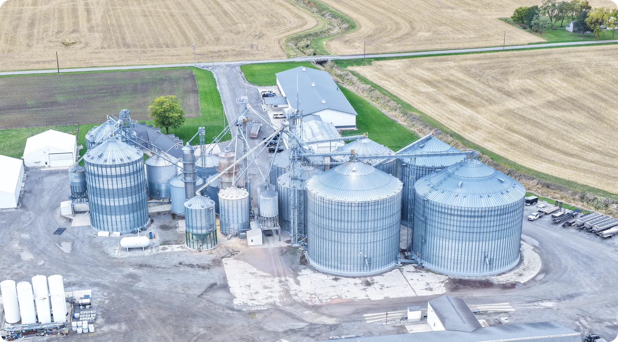 Vista aérea de uma instalação de planta de biocombustíveis.