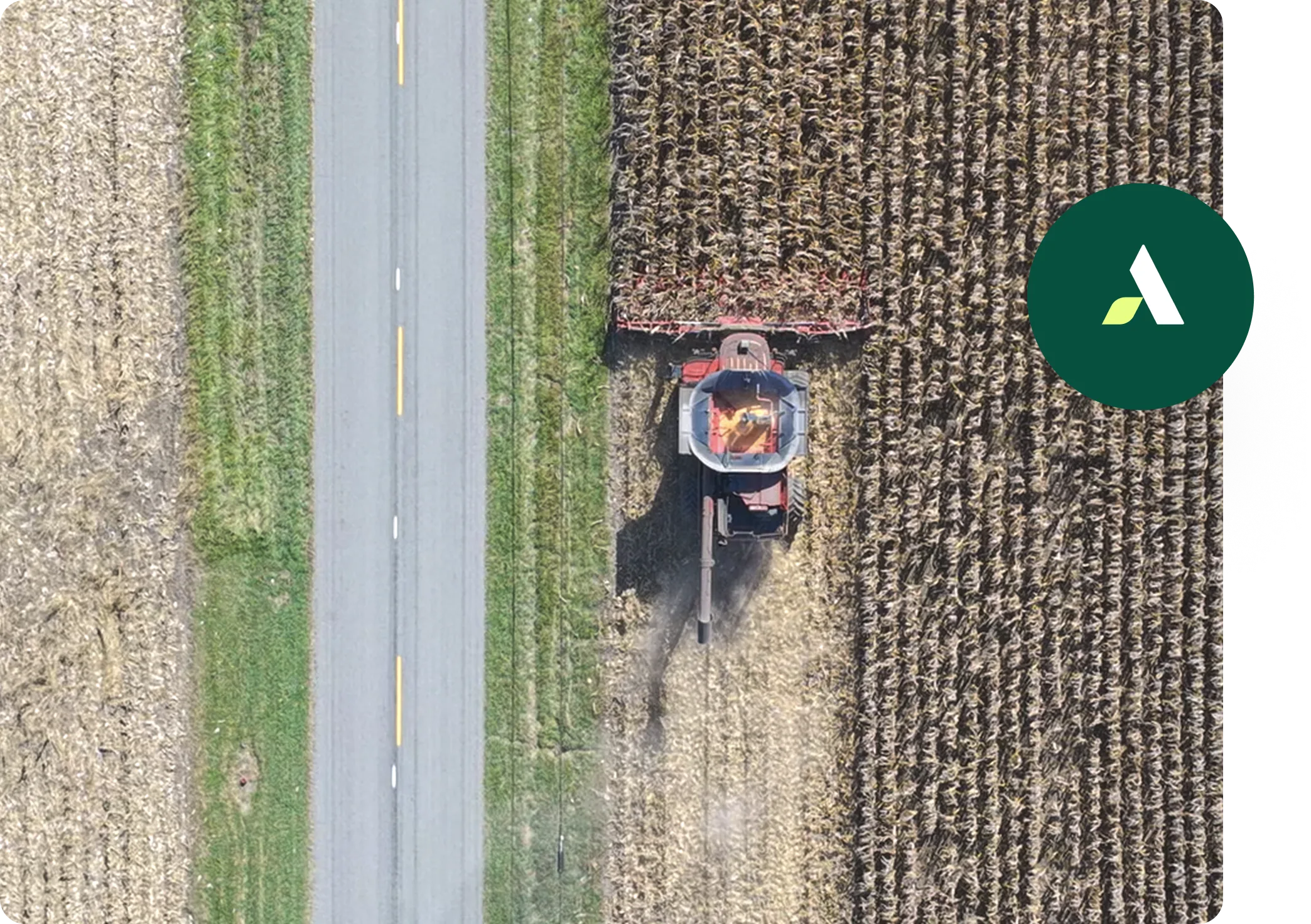 Vista aérea de un tractor cosechando maíz en un campo.