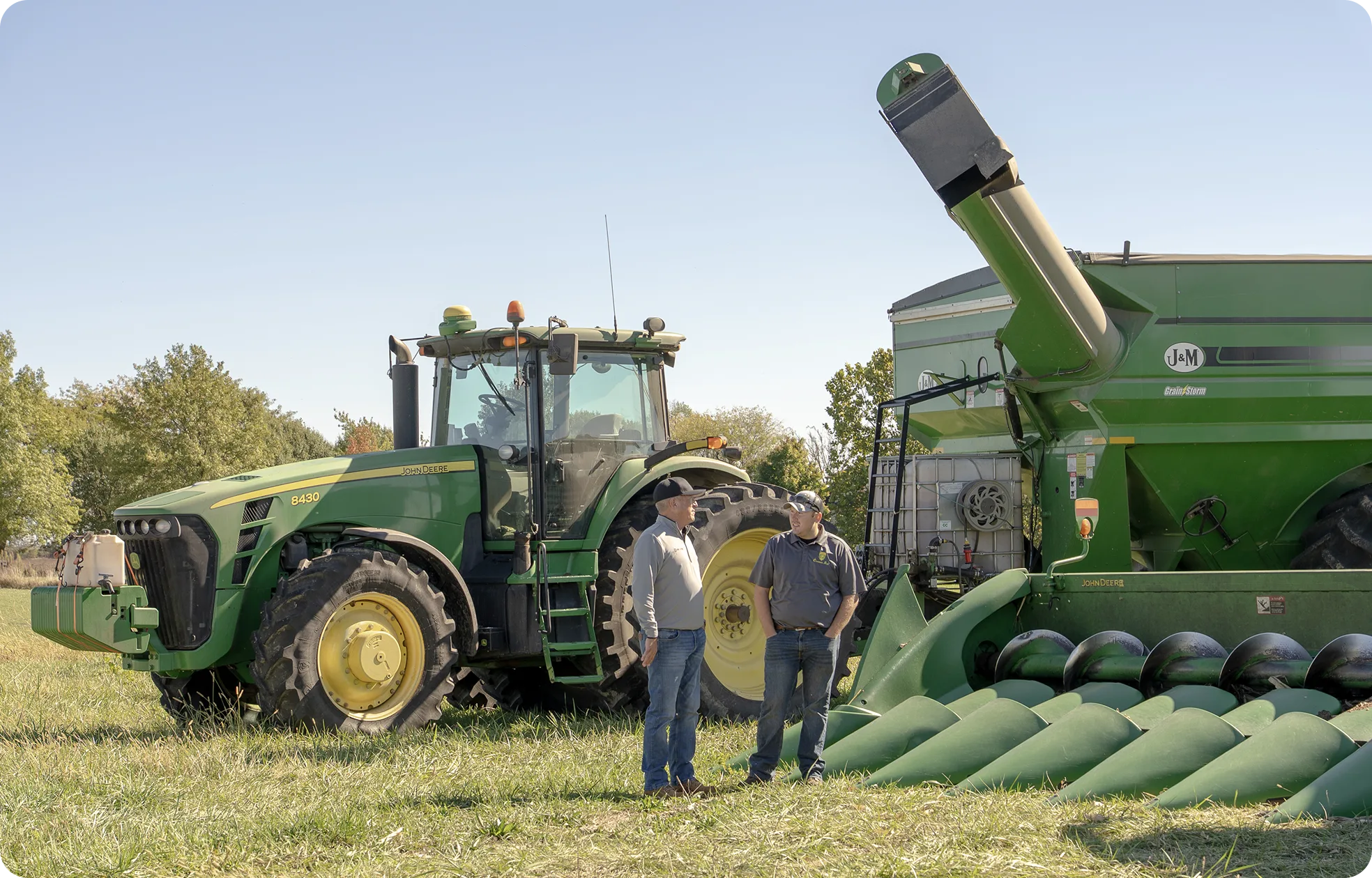 Agricultores con tractor en el campo